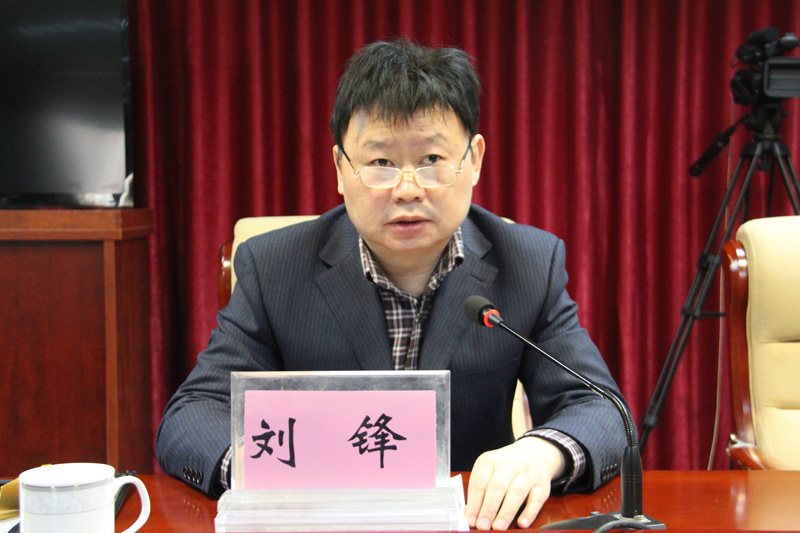 会议由市政府副秘书长杨天成主持.